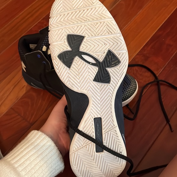 Under armor basketball shoes - barely worn Size 9.5 - Picture 3 of 3
